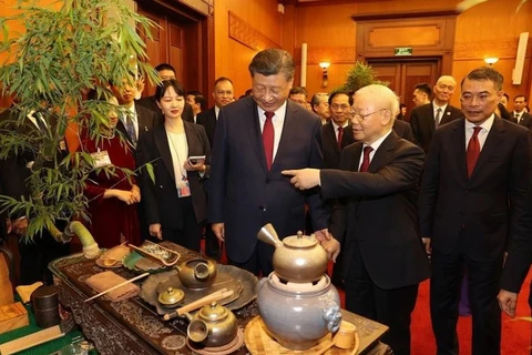 Vietnamese, Chinese Party leaders attend tea party
