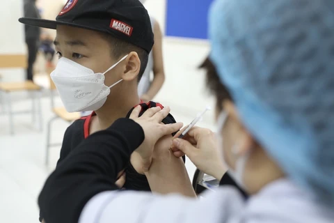 Nearly 1,000 Hanoi sixth graders vaccinated against COVID-19