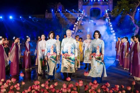 Diplomats and families wear traditional Vietnamese ao dai at exhibition