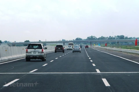 Vehicles operating in a section of the North-South Expressway (Photo: VietnamPlus)