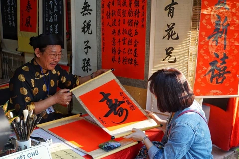 People flock to Temple of Literature for calligraphic works