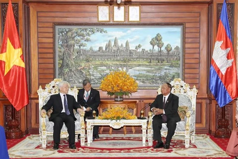 Vietnamese Party, State leader meets top Cambodian legislator