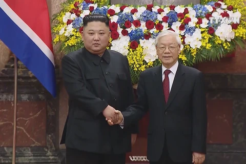 Top leader welcomes, holds talks with DPRK Chairman