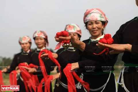 Then singing echoes in Pheo village, Lao Cai