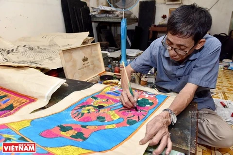 Last descendant making Hang Trong folk paintings