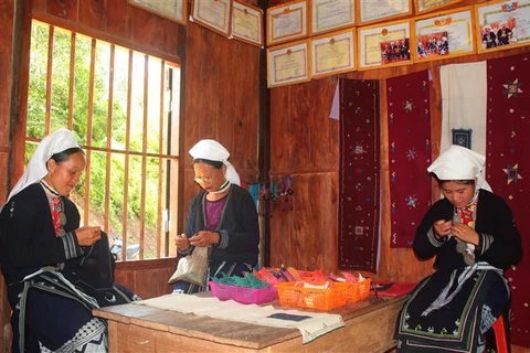 Ethnic women preserve brocade weaving