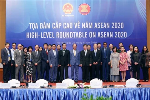 High-level roundtable on ASEAN 2020 takes place in Hanoi