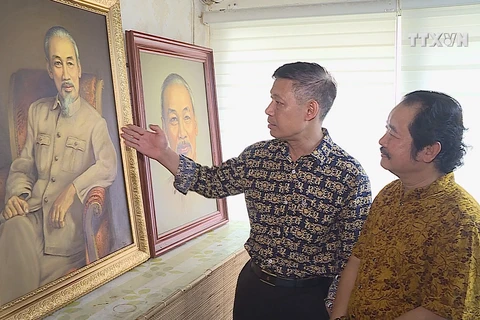 Artist and 2,000 portraits of President Ho Chi Minh