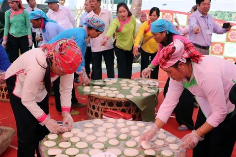 ‘Banh day’ making contest in Lai Chau province