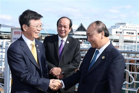 Prime Minister Nguyen Xuan Phuc visits Busan port