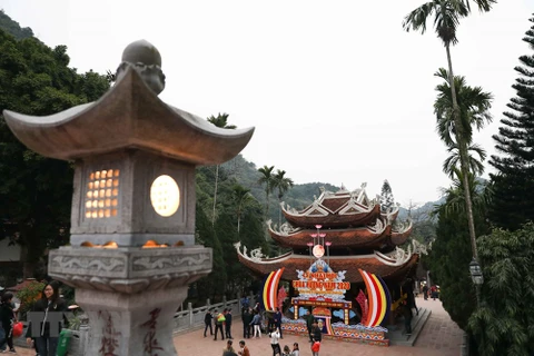 Huong pagoda welcomes flocks of tourists