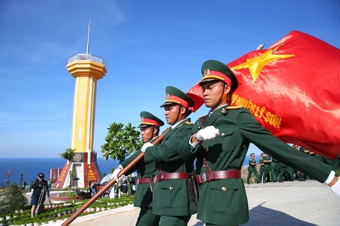 Flag-raising ceremony held on Ly Son island's Thoi Loi peak