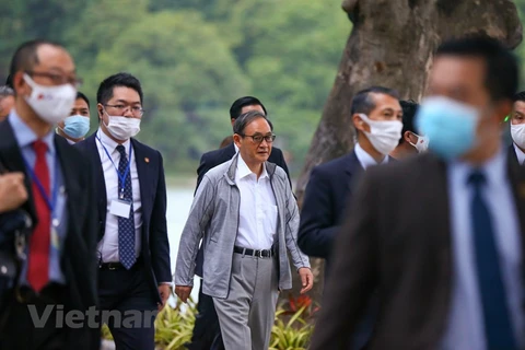 Japanese PM goes jogging in downtown Hanoi