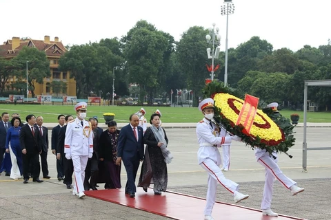National Assembly deputies pay tribute to President Ho Chi Minh
