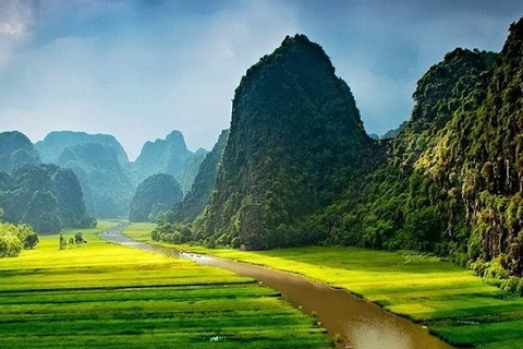 Sailing in tranquility in Thung Nang