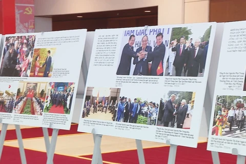 Photo exhibition celebrates National Party Congress