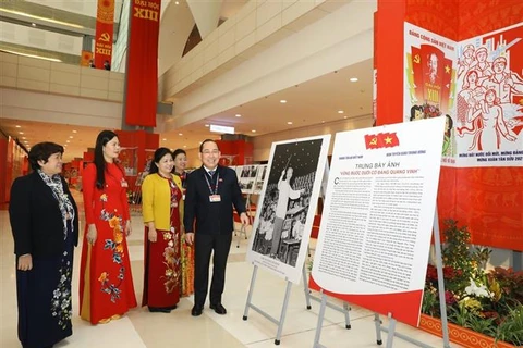 VNA's photo exhibition lures delegates to Congress