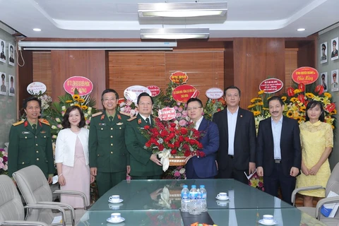 Vietnam News Agency delegation visits health facilities on Doctors' Day