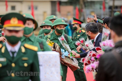 Thousands of young Hanoians join army