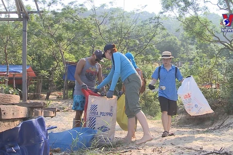 Expats join local people to clean up coastal city