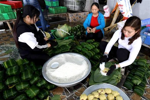 Chung cake making village hustles ahead of Tet 