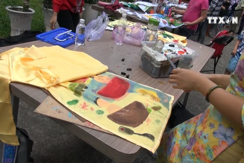 Children show love for Ao dai through drawings