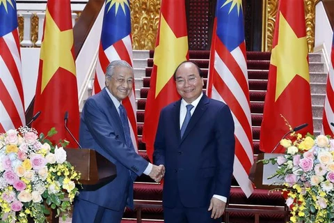 Vietnamese, Malaysian PMs attend int'l press conference