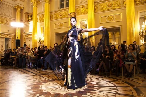  Vietnamese silk, brocade fashion show held in Russia