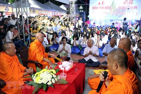 Khmer people retrace Ooc Om Boc festival