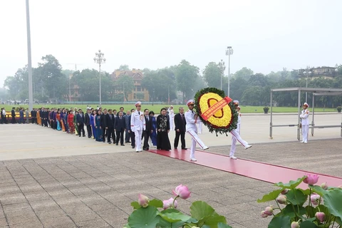 National Assembly deputies pay tribute to President Ho Chi Minh 