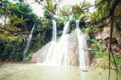 Dai Yem waterfalls in Moc Chau