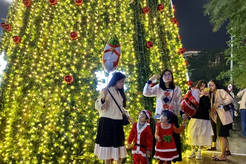 Joyous Christmas vibes overwhelm Vietnam