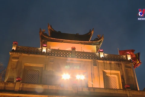 Night tour of Thang Long imperial citadel wows tourists