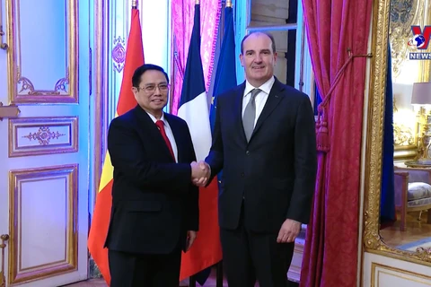 PM holds talks with French counterpart