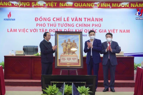 Deputy PM Le Van Thanh works with PetroVietnam