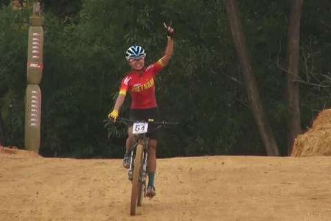 Ethnic woman wins first gold for Vietnamese cycling team