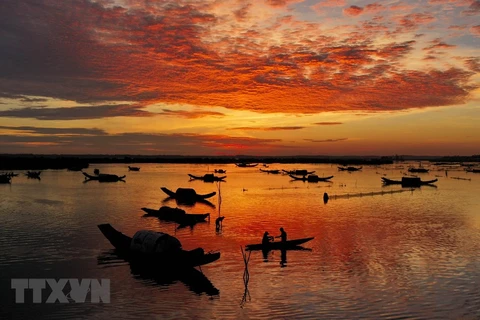 Tam Giang lagoon at dawn