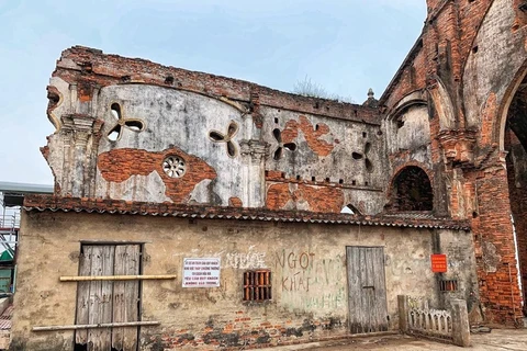 Ruined church in Nam Dinh province attracts photographers