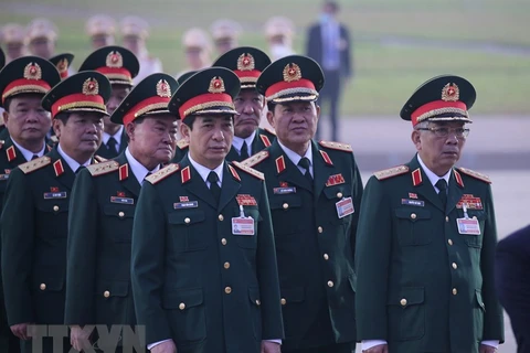 Delegates to congress pay tribute to President Ho Chi Minh 