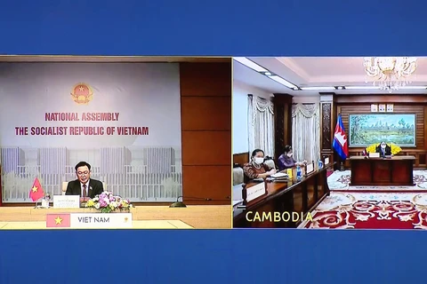 Top legislator holds talks with Cambodian counterpart