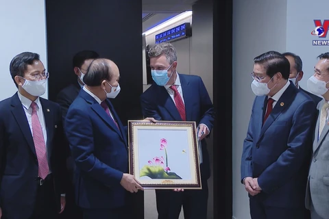 President Nguyen Xuan Phuc visits Pfizer corporation