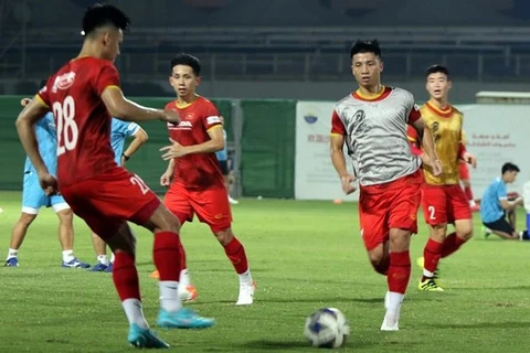 Vietnamese footballers get ready for match against China