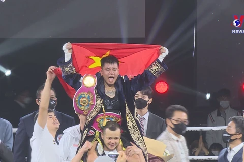 Star boxer wins first world belt for Vietnam