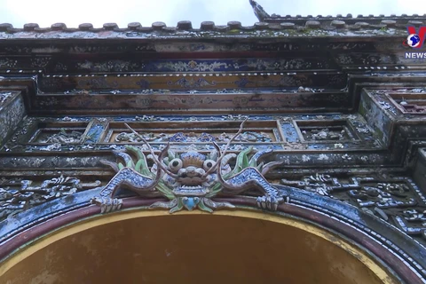 Tiger head-shaped insignia in Hue royal architecture