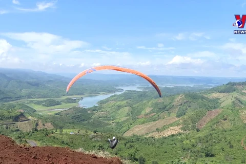 Dak Nong paragliding tournament attracts thousands of visitors