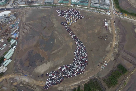 Car mosaic in Hai Phong breaks world record