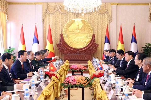 President holds talks with Party General Secretary, President of Laos