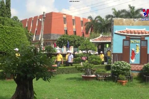 Visitors pay tribute to Uncle Ho at Duc Thanh relic site