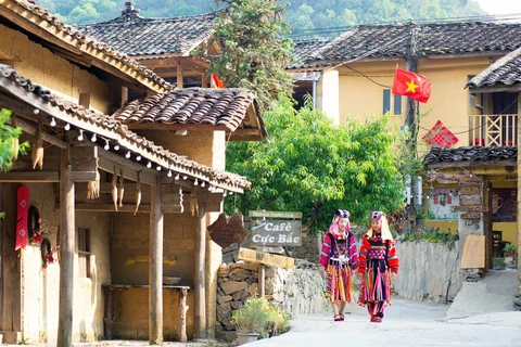 Colourful costumes of Lo Lo ethnic minority