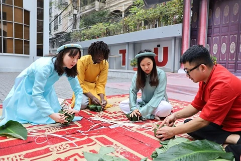 Foreign students delight in Vietnamese Tet experience